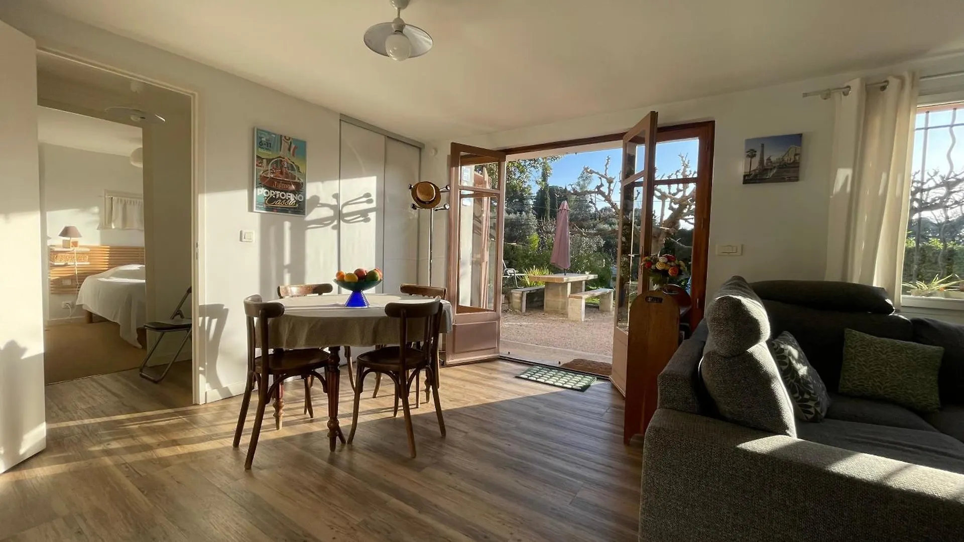 Large Private Garden, Quiet 2-Bedroom Apartment, Air Conditioning, Wifi, Parking Cassis