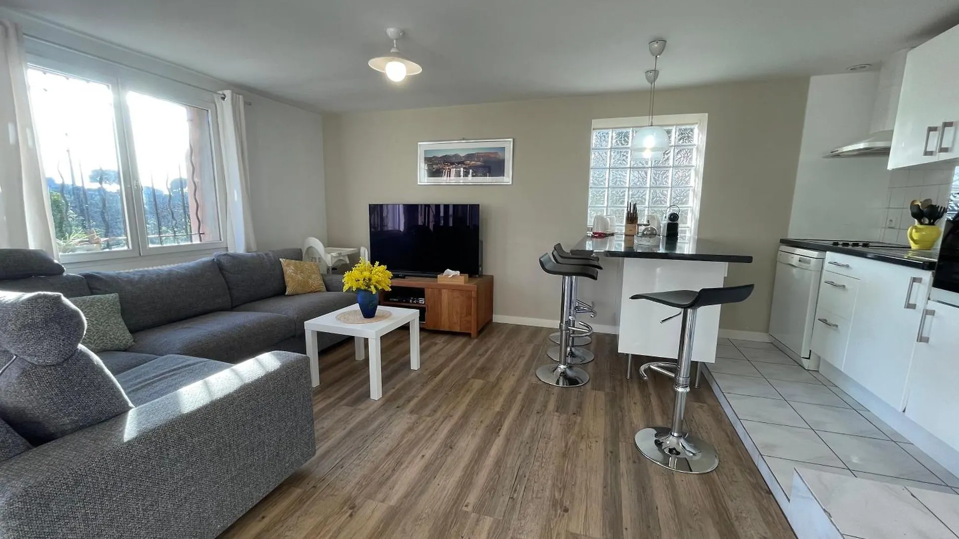 Large Private Garden, Quiet 2-Bedroom Apartment, Air Conditioning, Wifi, Parking Cassis
