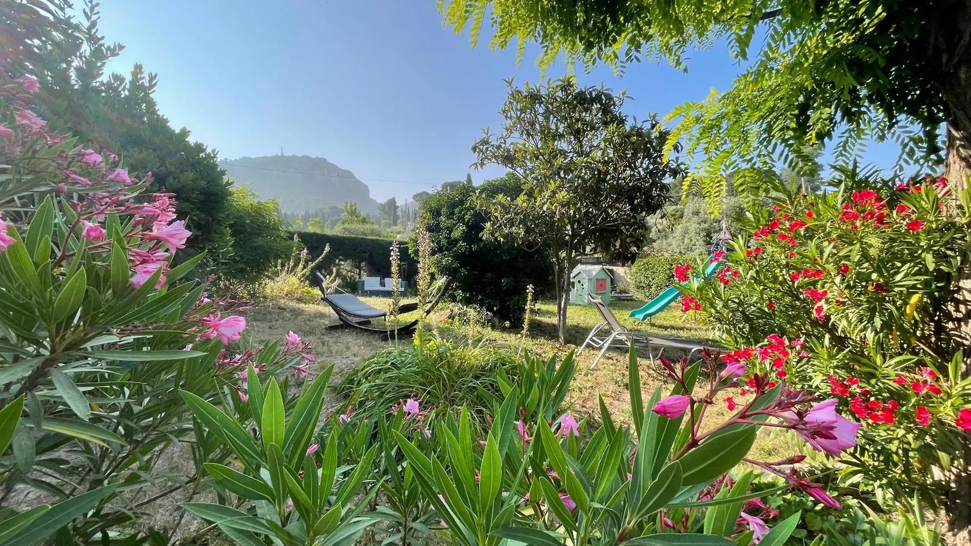 Large Private Garden, Quiet 2-Bedroom Apartment, Air Conditioning, Wifi, Parking Cassis 0*,  France