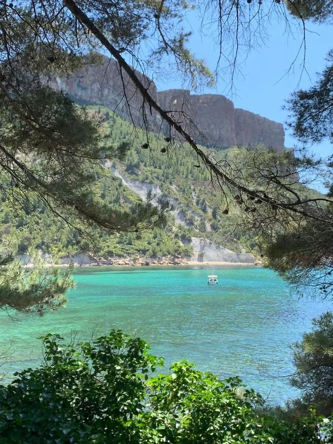 Apartment Large Private Garden, Quiet 2-Bedroom Apartment, Air Conditioning, Wifi, Parking Cassis