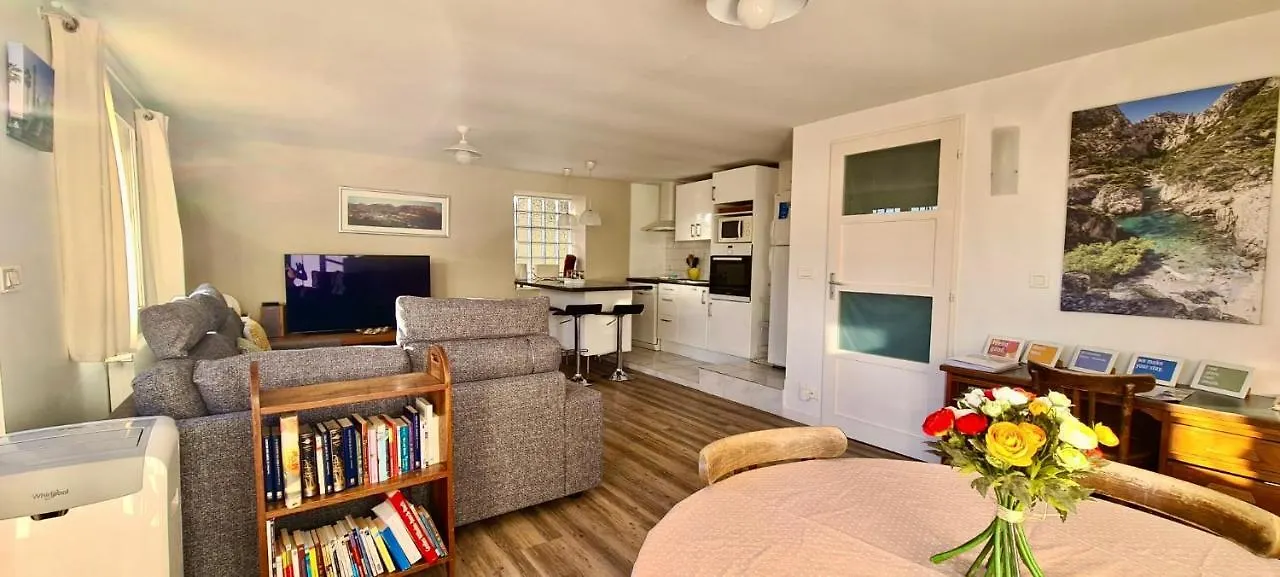 Large Private Garden, Quiet 2-Bedroom Apartment, Air Conditioning, Wifi, Parking Cassis