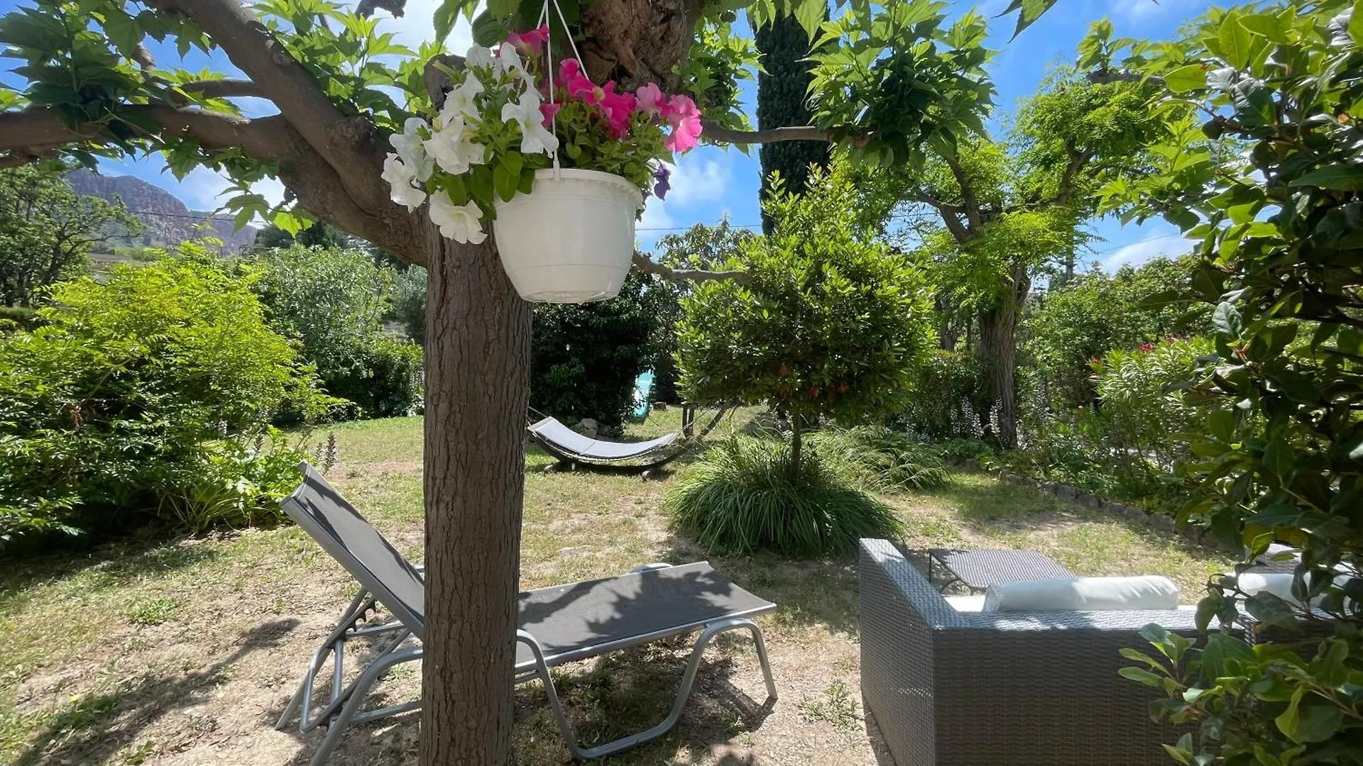Large Private Garden, Quiet 2-Bedroom Apartment, Air Conditioning, Wifi, Parking Cassis 0*,  France