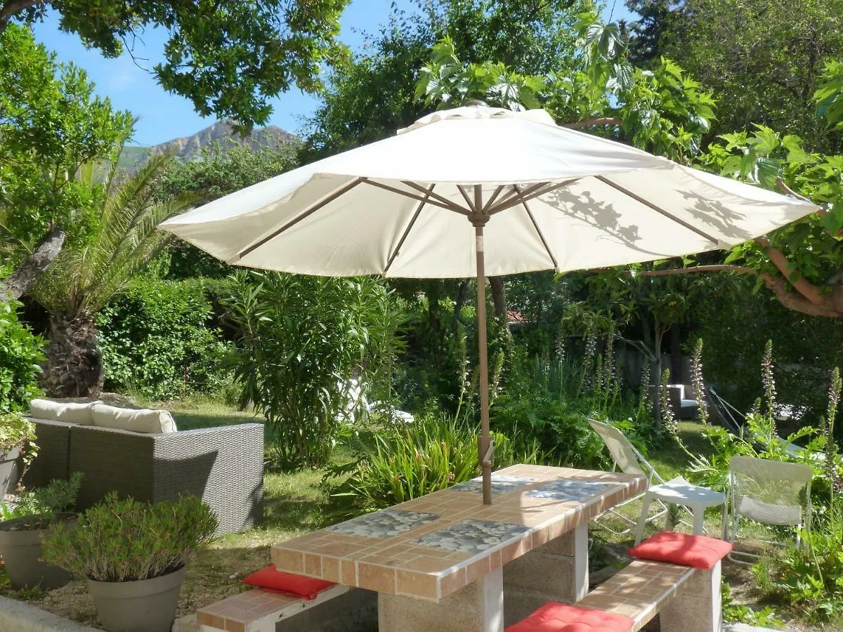Large Private Garden, Quiet 2-Bedroom Apartment, Air Conditioning, Wifi, Parking Cassis