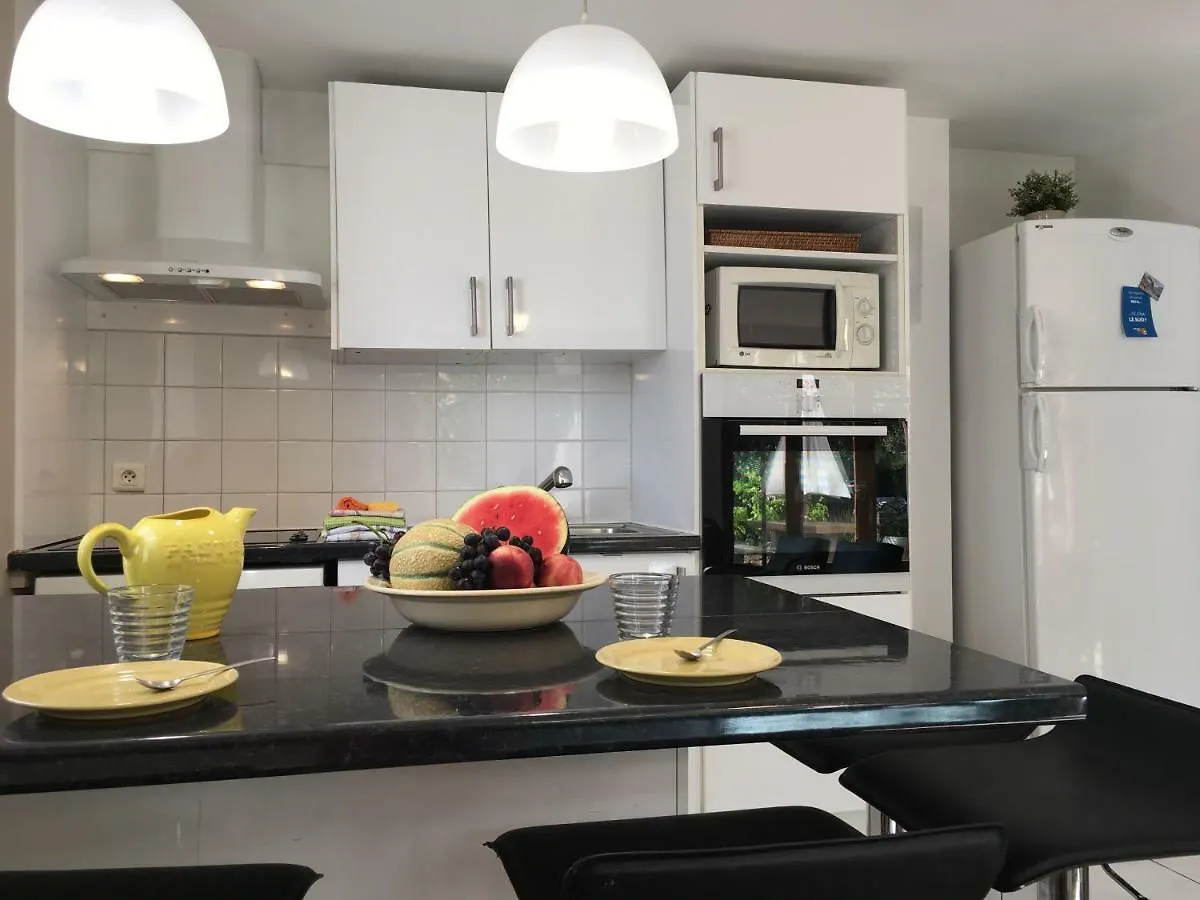 Large Private Garden, Quiet 2-Bedroom Apartment, Air Conditioning, Wifi, Parking Cassis
